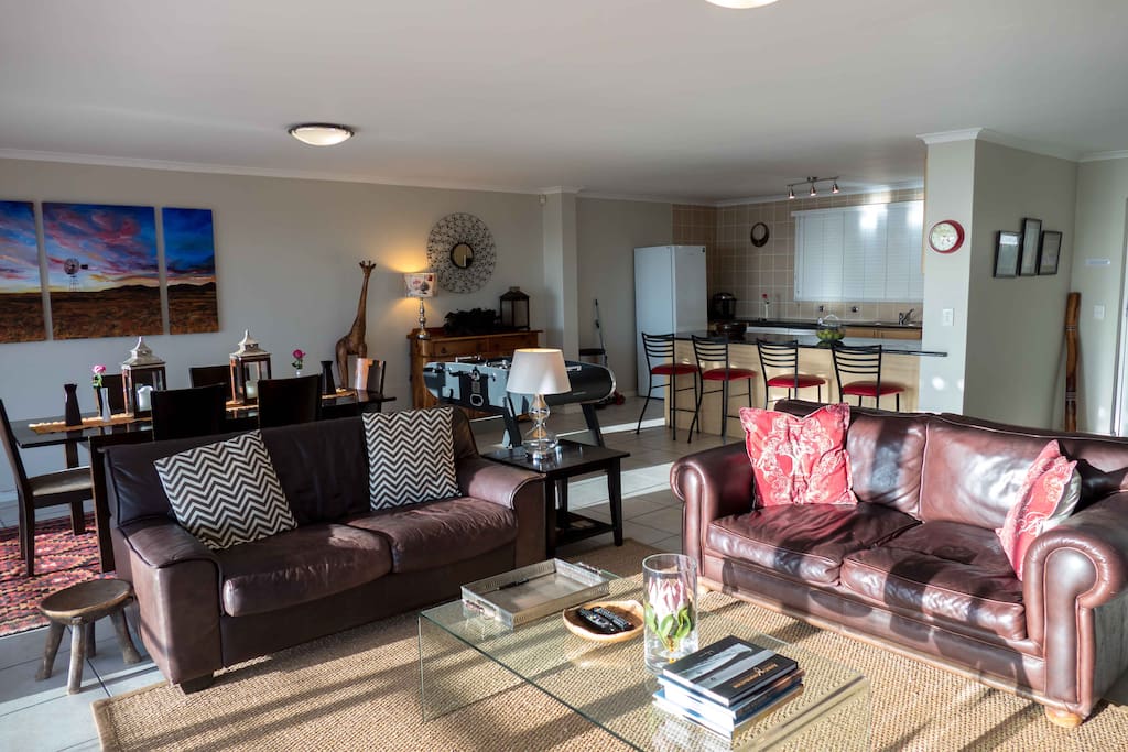 Open plan lounge, dining area and kitchen