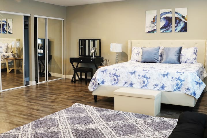 Modern 4 bedroom 6 bed for Groups 5 min to Strip