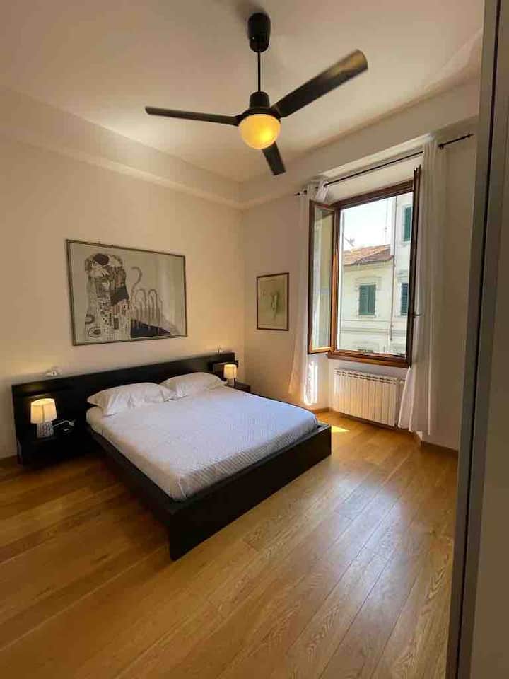 The Nest Just Outside The Walls - Florenz