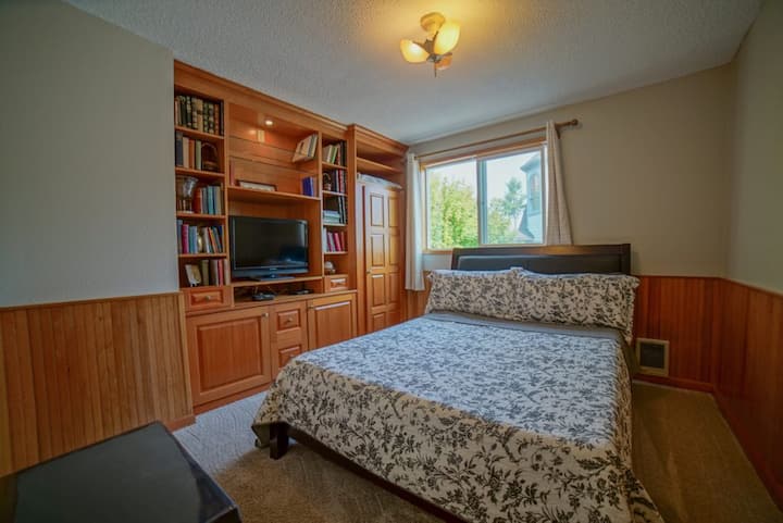 Queen bed, main level of house. Only 3 steps up on back porch from parking. This bedroom is great for someone who requires few stairs. Restroom with shower close by. 