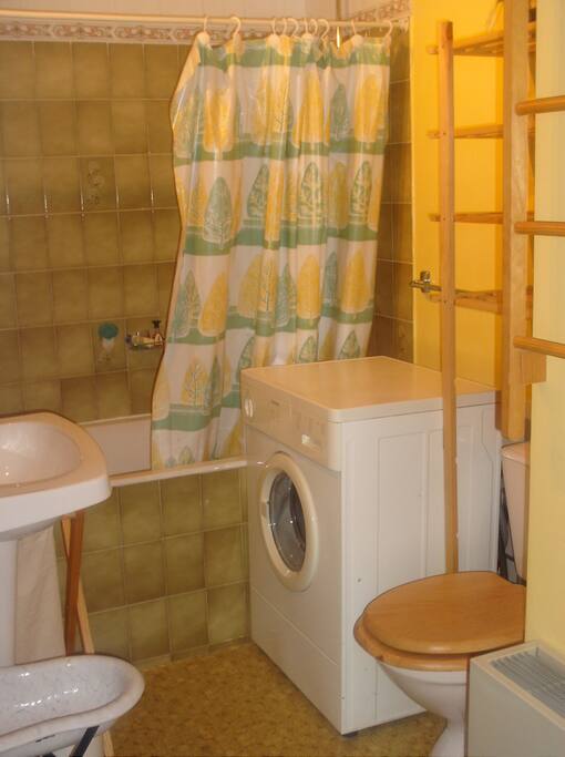 Salle de bain avec lave linge