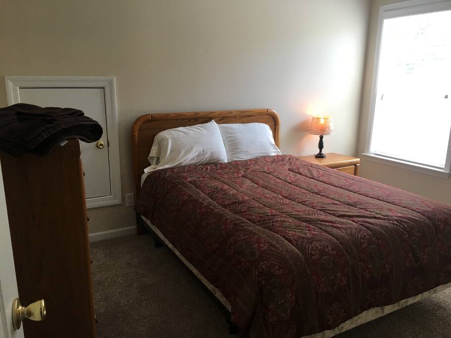 Private Bedroom w/Queen Bed