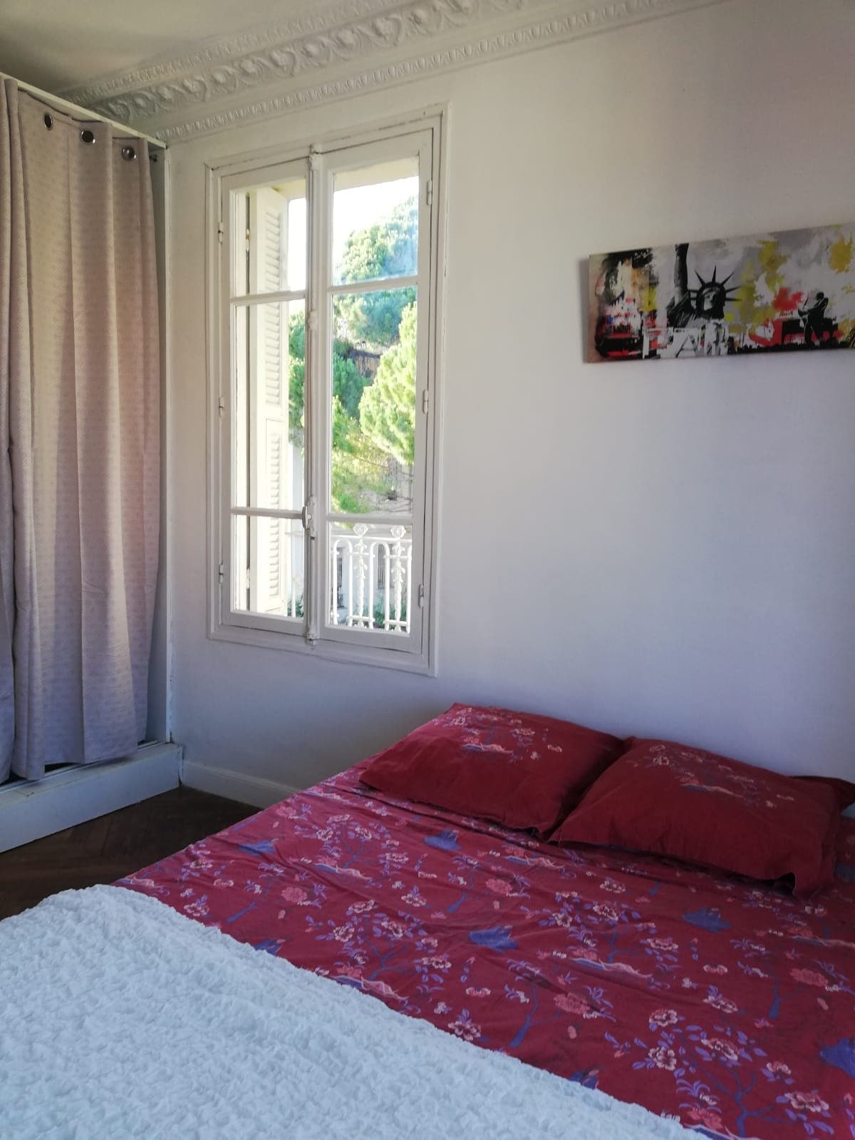 Голема соба со 140 кревета за 2 лица. Големо складиште и биро