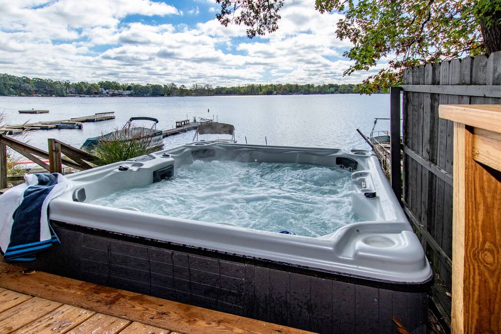 Relax in this 6 person hot tub overlooking the lake. There are different color light settings for nighttime. Spa towels are provided for each guest.