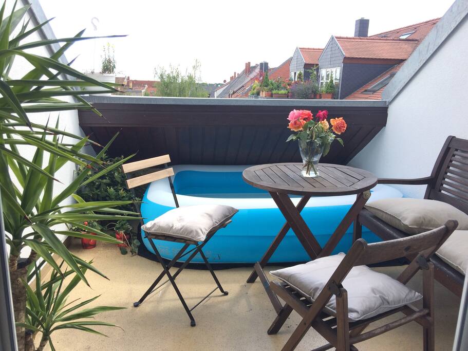 Balkon mit Blick zur Stadt