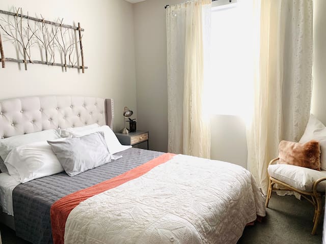 Cozy Room in Central Phoenix Luxury Condo