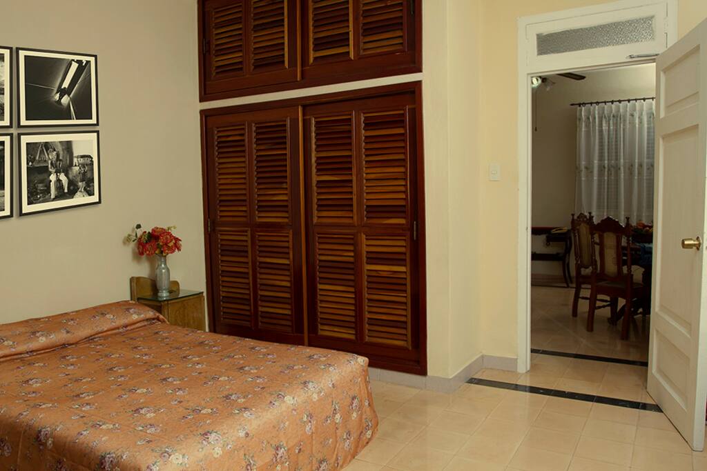 Vista del dormitorio con cama matrimonial.