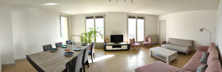 Salón/comedor con vistas al lago y acceso a la terraza 