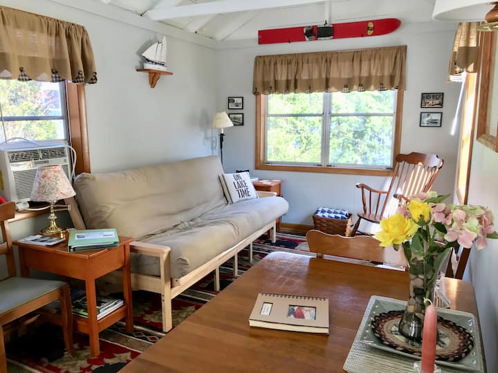 استمتع بالمنظر من المطبخ إلى غرفة المعيشة.
تطل النافذة على البحيرة.