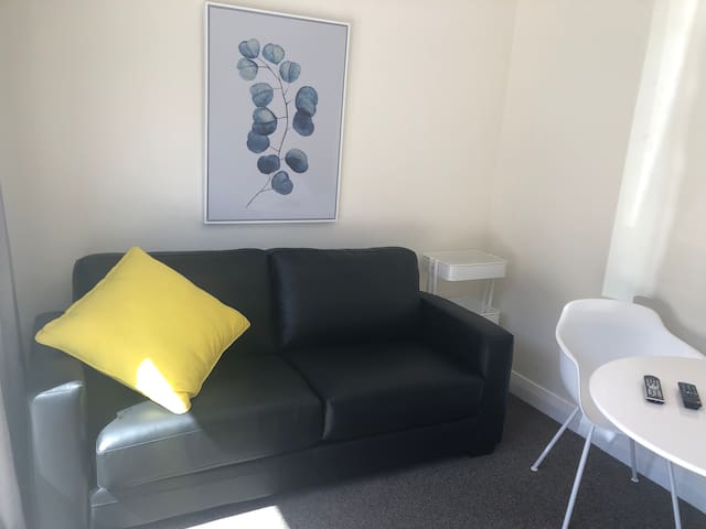 Town Centre Unit  with free parking! 200M to town