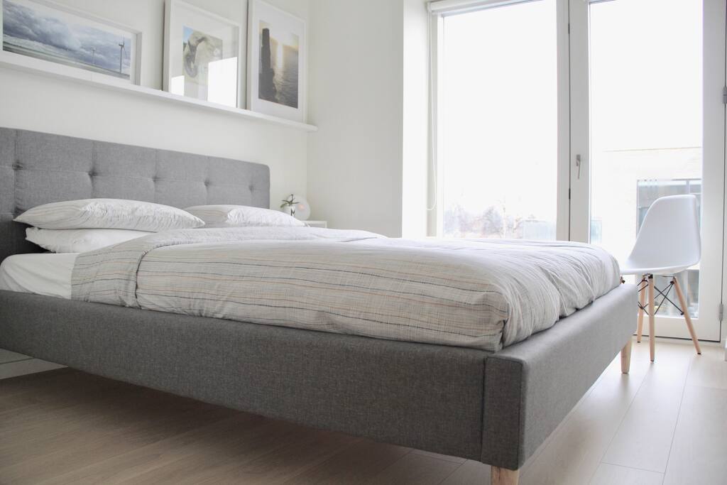 Master Bedroom - Queen size Tempur Memory foam bed - 160cm