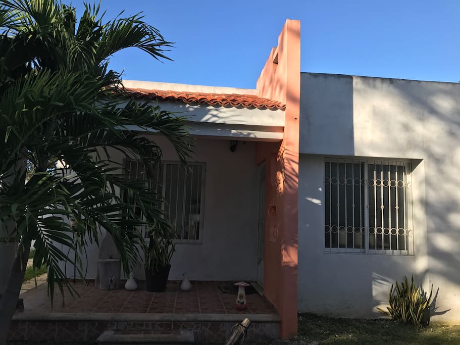 Esta es la fachada de la casa, tiene un recibidor donde se podrá sentar a contemplar el amanecer o él anochecer con un delicioso café o bebida preferida