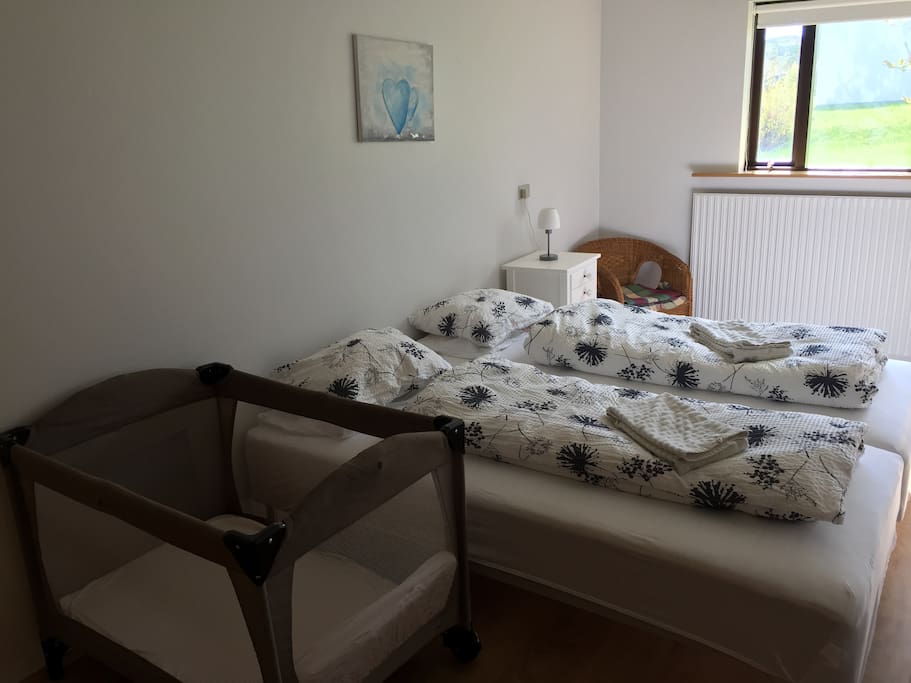 2 single rooms in the bedroom