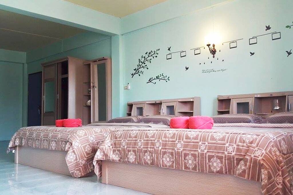 2 double beds
Largest air-conditioned room features a private balcony, a fridge and a cable TV. An en suite bathroom comes with shower facilities.
Room facilities: Balcony, City view, TV, Cable Channels, Air Conditioning, Seating Area, Free toiletries, Toilet, Bathroom, Refrigerator, Towels