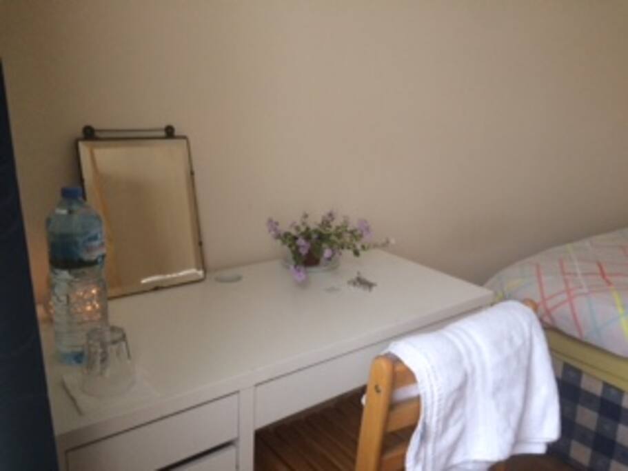 Desk's room