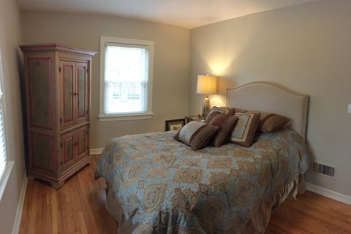 ห้องนอน 2 พร้อมเตียงควีนไซส์หรูหราใหม่