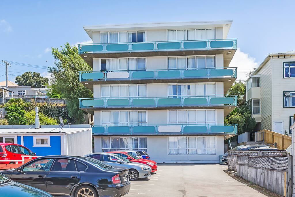 G/F Bright & Sunny convenient Apartment