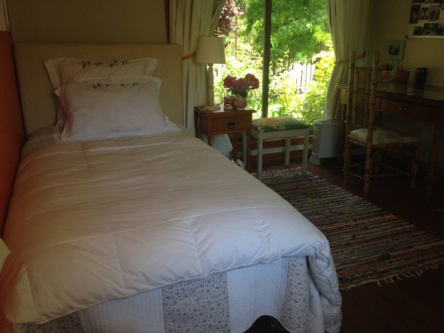 Pieza individual con escritorio, TV cable, Wifi, baño privado, con desayuno incluido, rodeada de jardines y piscina.