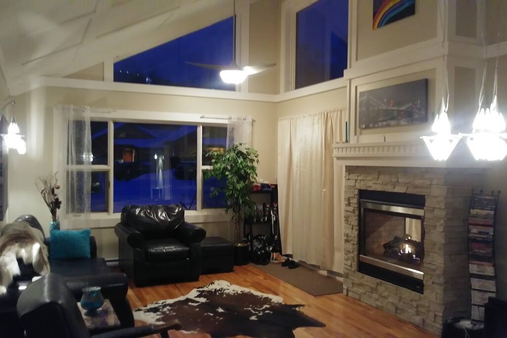 Très grand salon confortable avec foyer, Tv et Wii. Plafond de 18 pieds.
Very large comfortable living room with fireplace, TV and Wii. 18 feet ceiling.