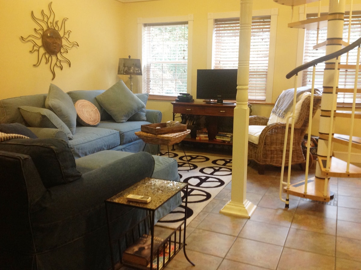 sala con escalera de caracol al loft de arriba