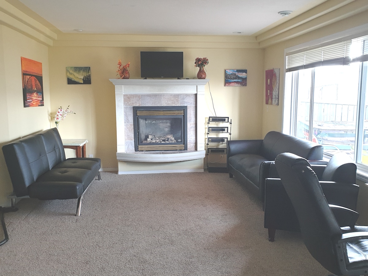 Prostran, dobro osvijetljen dnevni boravak s kaučem na razvlačenje, kaučem na razvlačenje  i  stolićem za kavu. Ima kamin , uredsku stolicu i  radni stol.  Ima dva velika dvorišta s pogledom na prozor. U njemu se nalazi kuhinja i otok za objedovanje. Postoji otvoren pristup vrtu 