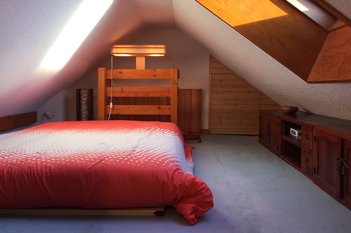 1 dhomë gjumi mezzanine prej 9m2 me krevat dopio (140x190cm).