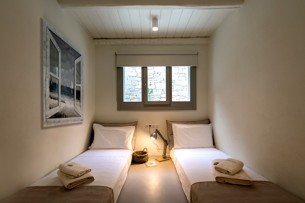 Spálňa na nižšom poschodí so spálňou s vlastnou kúpeľňou (MakEarth)