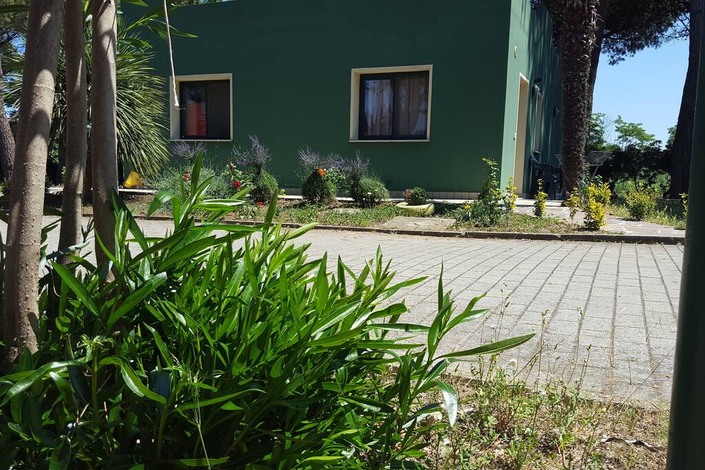 Giardino e fiancata della villetta in muratura