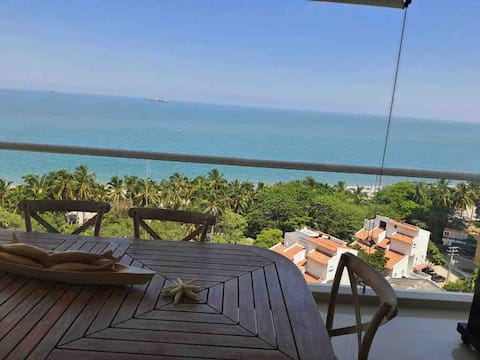 Nice apartment with a large terrace facing the sea