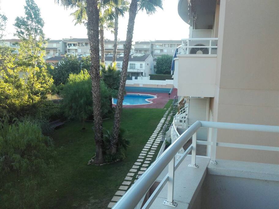 Vue du balcon, avec piscine