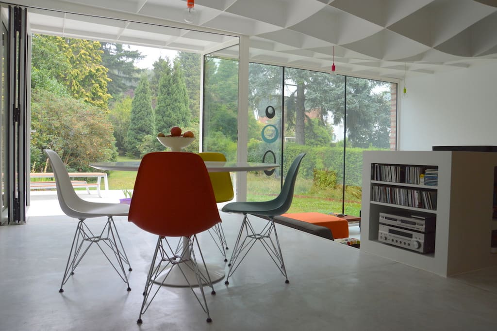Breakfast table, with garden view ...