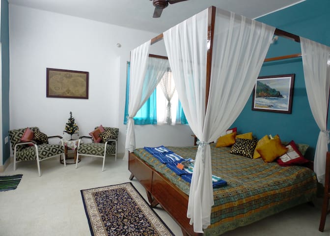 El Marinero - bright and airy room with AC