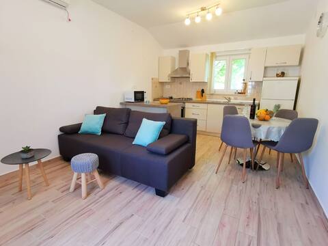 Top performing Airbnb: Holiday House Nela in Marceljani