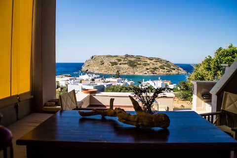 Popular Airbnb listing: Mochlos Seaview Symphony Appartments-Yiannis in Δήμος Σητείας