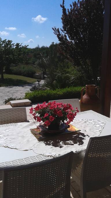 DOVE POTER GUSTARE ALL APERTO CON VISTA GIARDINO,UNA COLAZIONE E/O UN PRANZO O SEMPLICEMENTE RILASSARSI,,