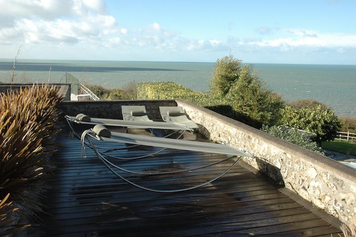 Le Loft cottage by the sea, pool, mini golf