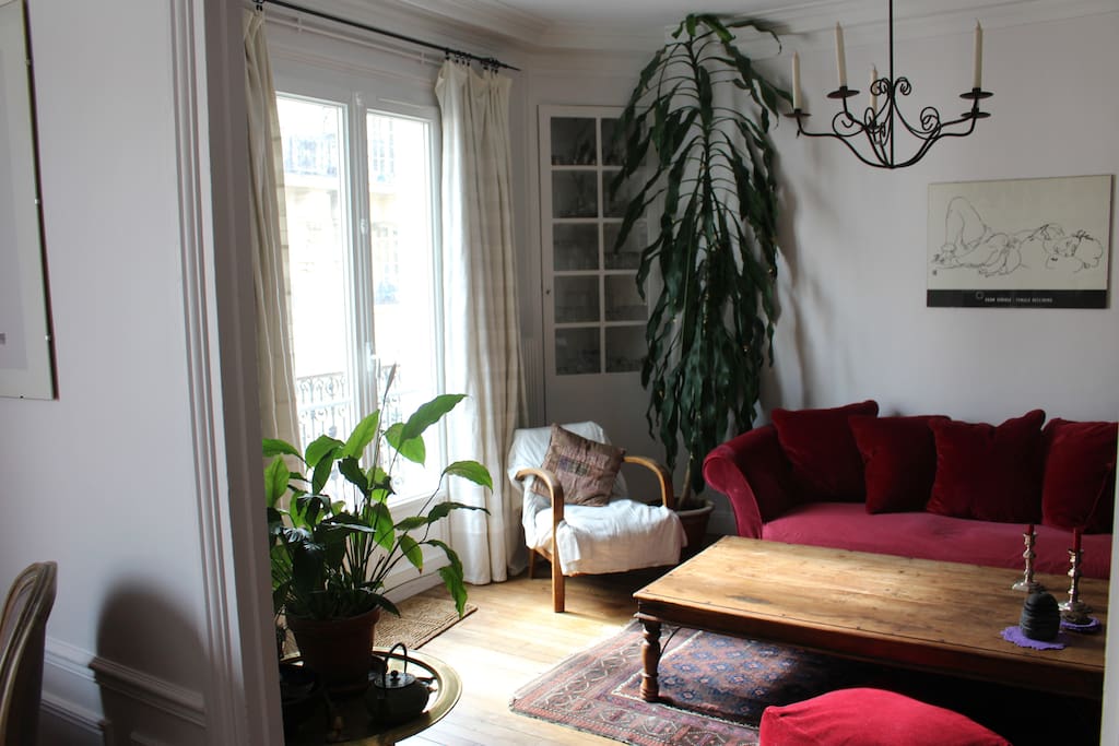 Salon spacieux s'ouvrant sur un balcon