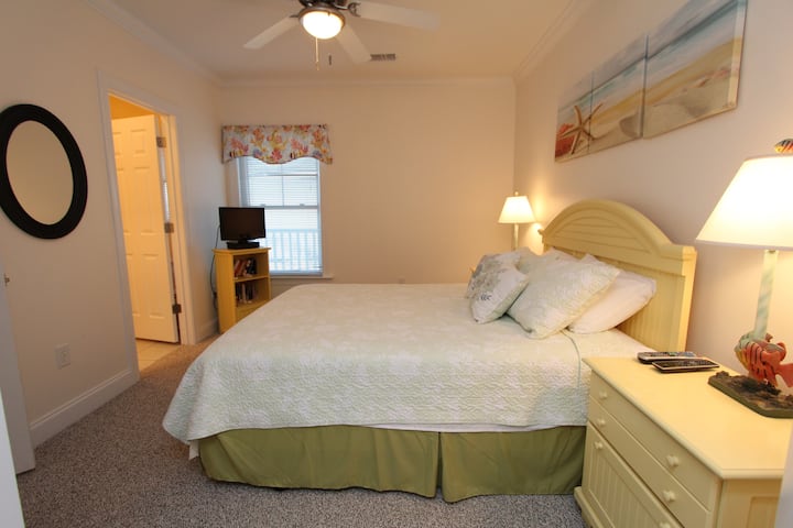 Dormitorio  2 con cama tamaño queen y baño privado adjunto.