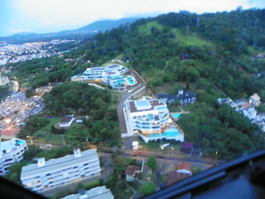 Ao centro da foto, os edifícios do empreendimento