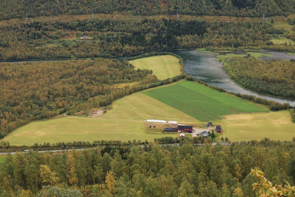 Gården sett fra lia under Ala