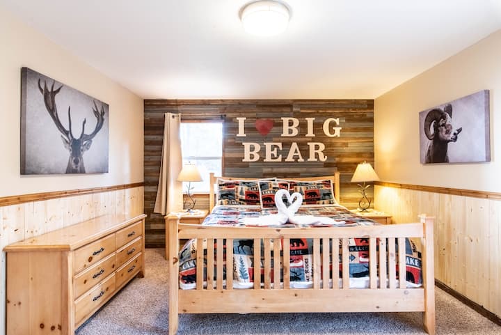 主套房# 1 ，配备加大双人床和套房浴室。 全新床上用品和床单（ 2019年11月）。