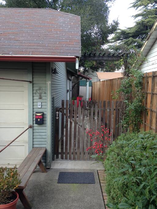 Private entry gate