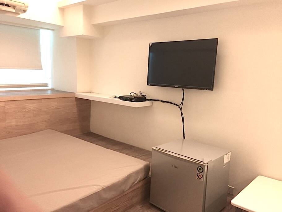 日式房型照片-2(雙人床 、小 小冰箱 、置物櫃 、電視機 )