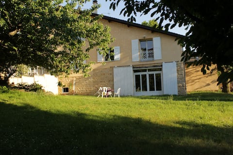 Charming wine press & garden, 15 min train Lyon 4 to 8 p