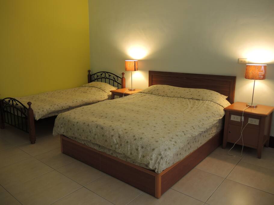 位於二樓的典雅三人房
2nd floor private room with one single bed and one double bed
2階奥の個室。