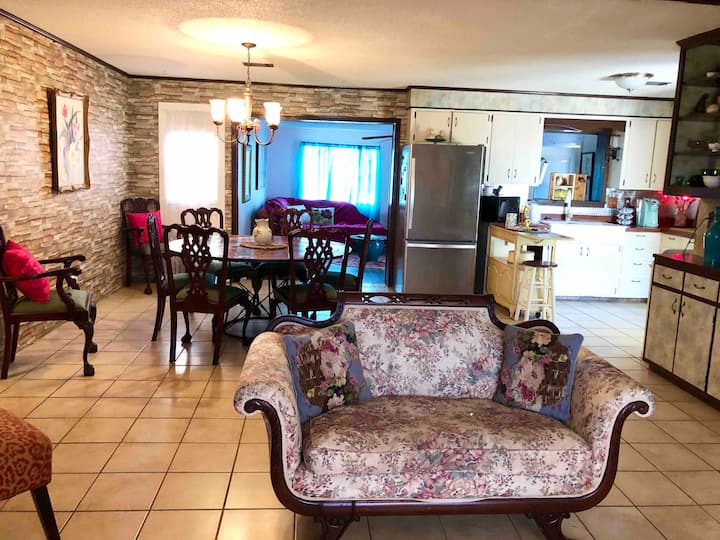 “Pink On The Creek”guest House - Leland, MS