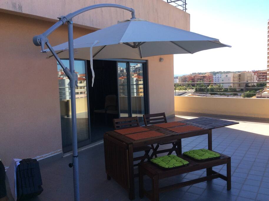 super grande terrasse table sympa 4/6 personnes