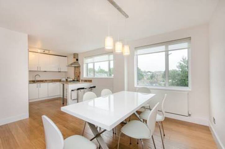 Fancy and bright 3-bedrooms on Sloane Avenue gallery image 5