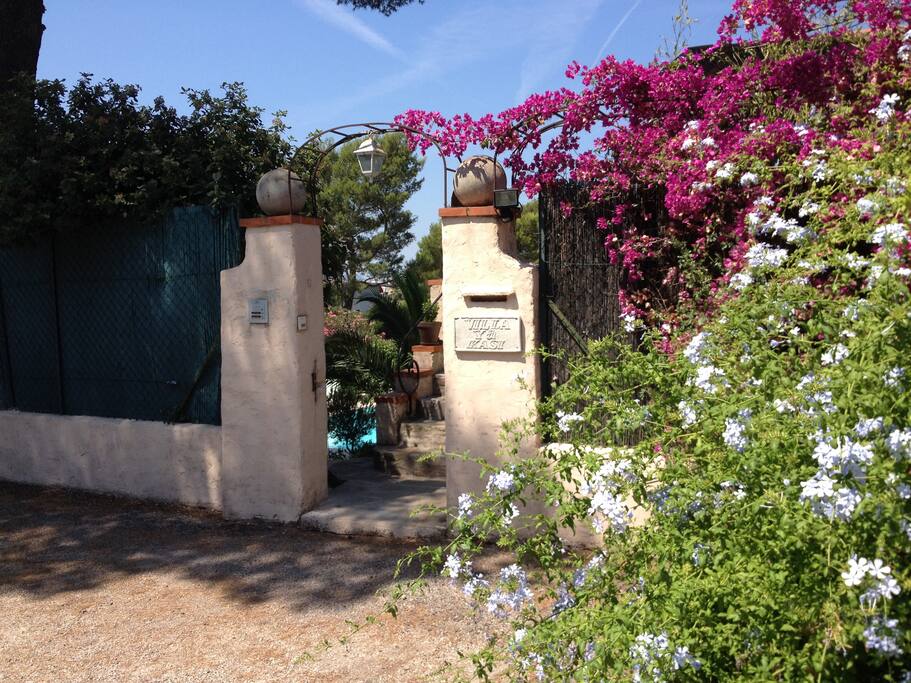 Entrance gate