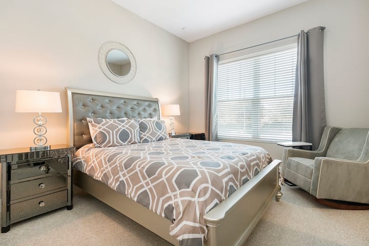 Quarto principal do 2º andar - 1 cama queen size (com banheiro privativo + banheira)